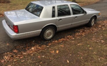 Lincoln-Town-Car-1996-Sedan-2