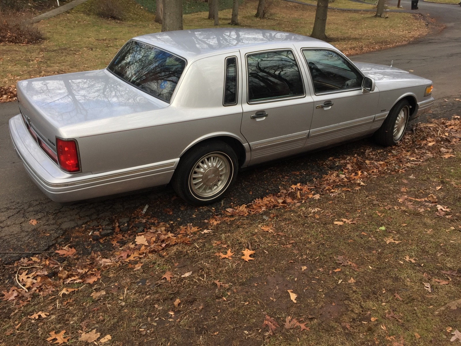 Lincoln-Town-Car-1996-Sedan-2