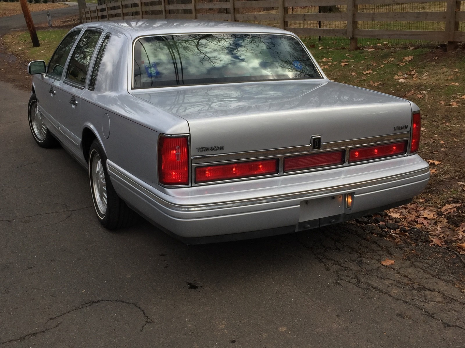 Lincoln-Town-Car-1996-Sedan-6