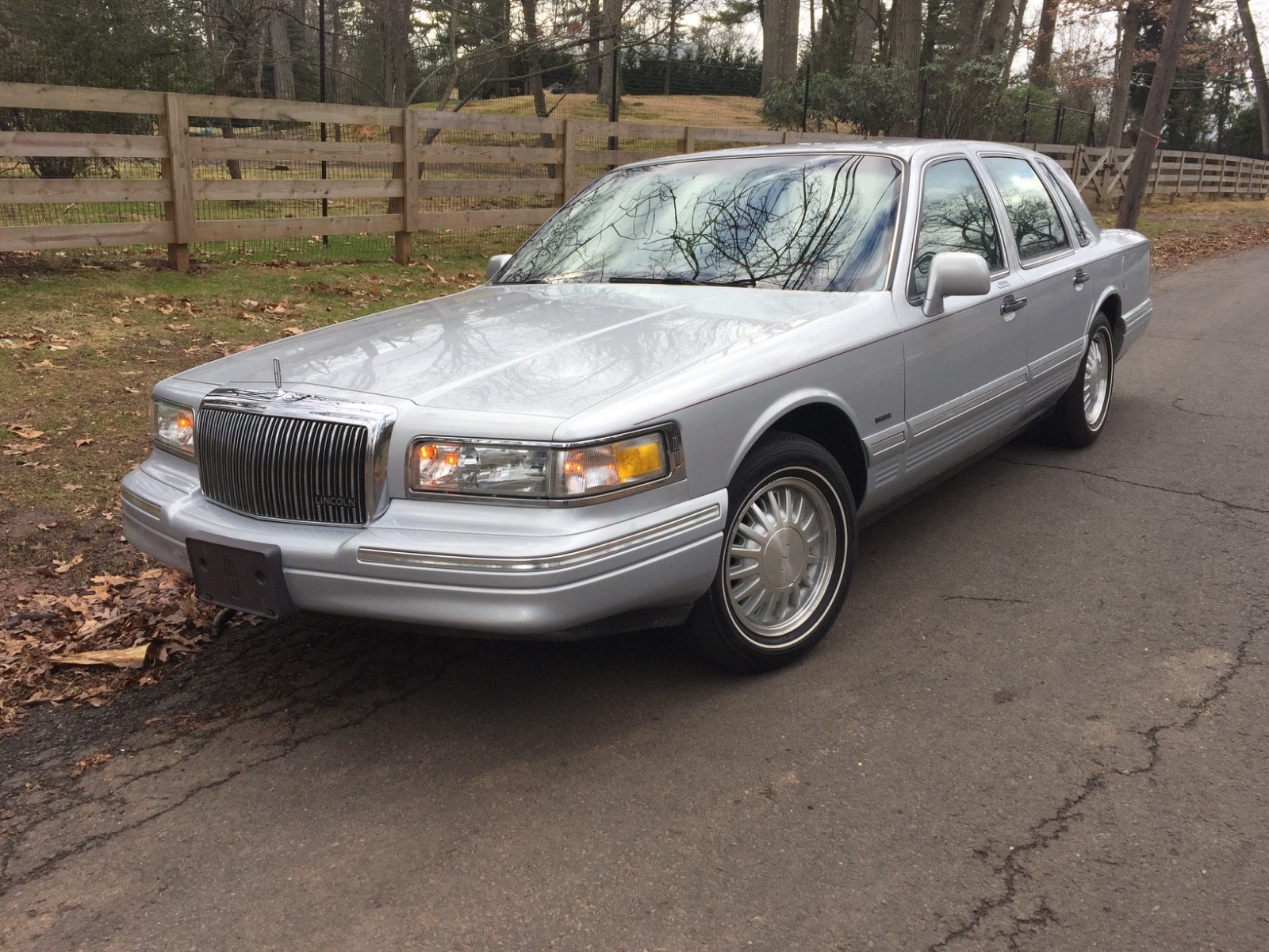 Lincoln-Town-Car-1996-Sedan