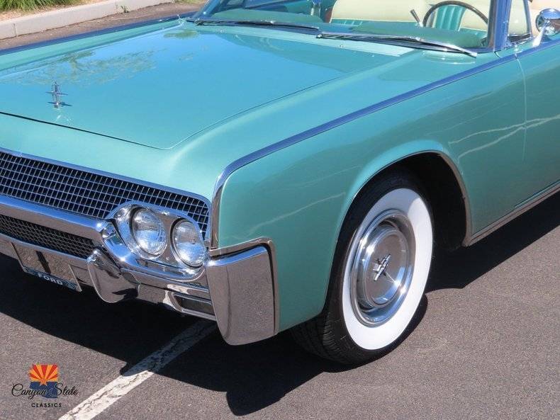 Lincoln-continental-1961-green-11
