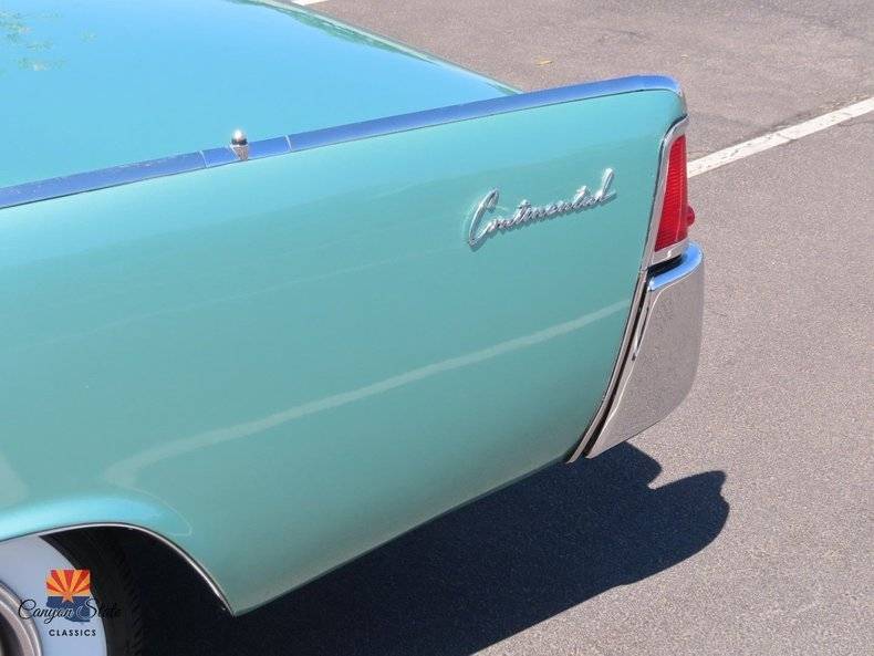 Lincoln-continental-1961-green-12