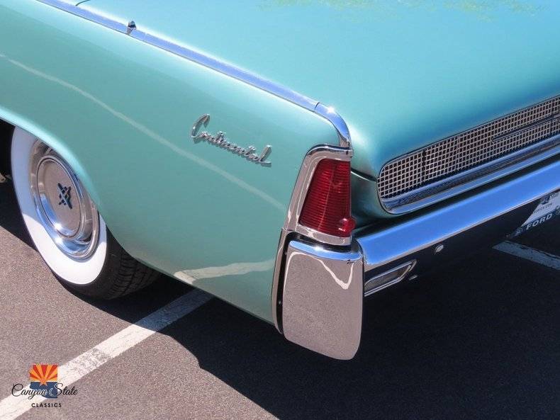 Lincoln-continental-1961-green-13