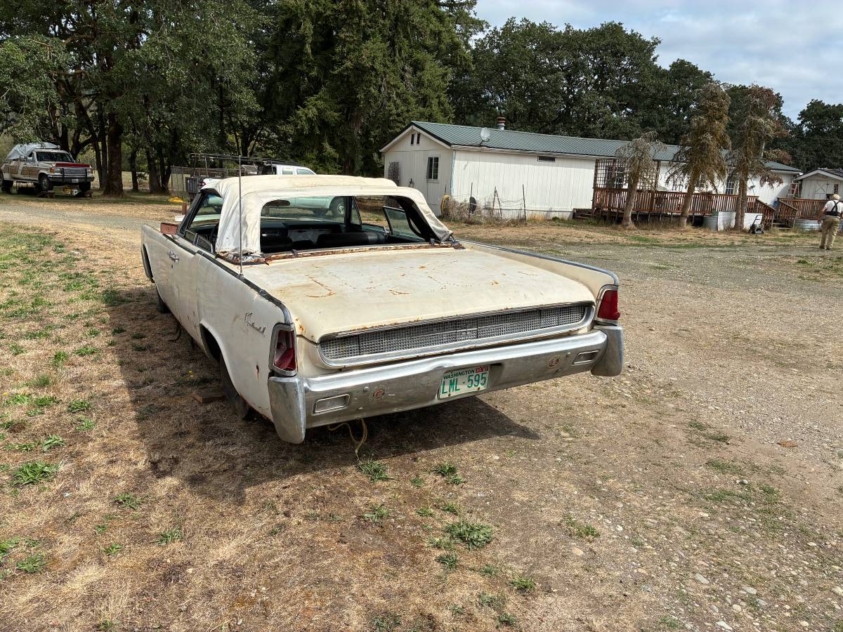 Lincoln-continental-1961-white-11