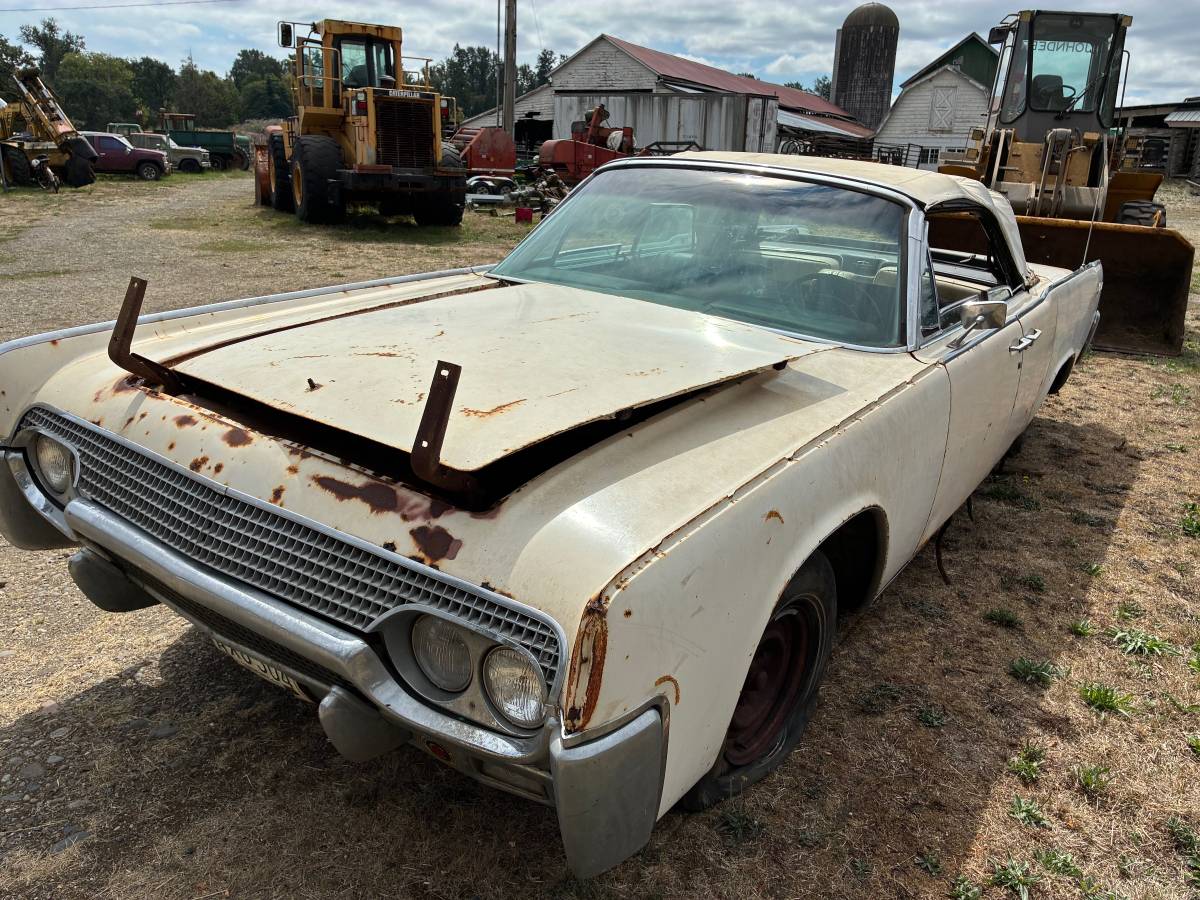 Lincoln-continental-1961-white-12