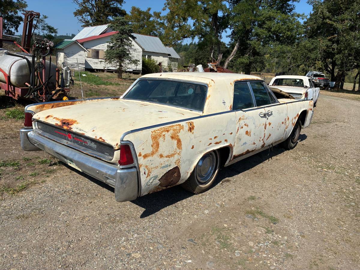 Lincoln-continental-1961-white-21