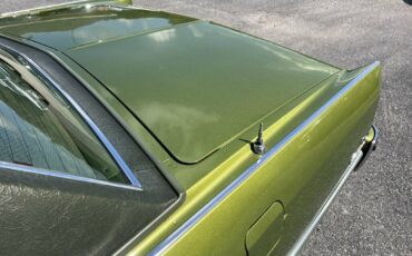 Lincoln-continental-1975-green-10