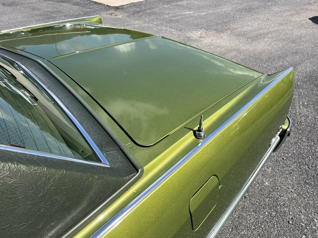 Lincoln-continental-1975-green-10
