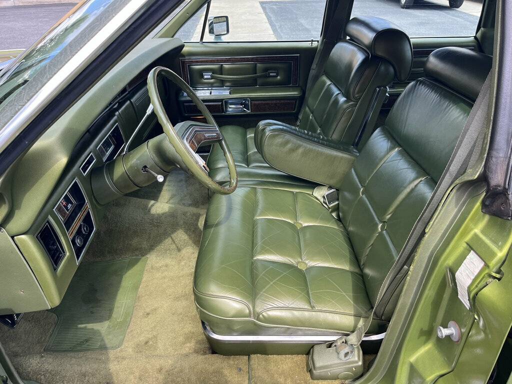 Lincoln-continental-1975-green-12