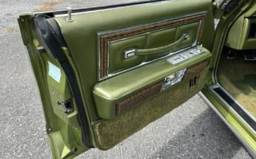 Lincoln-continental-1975-green-13