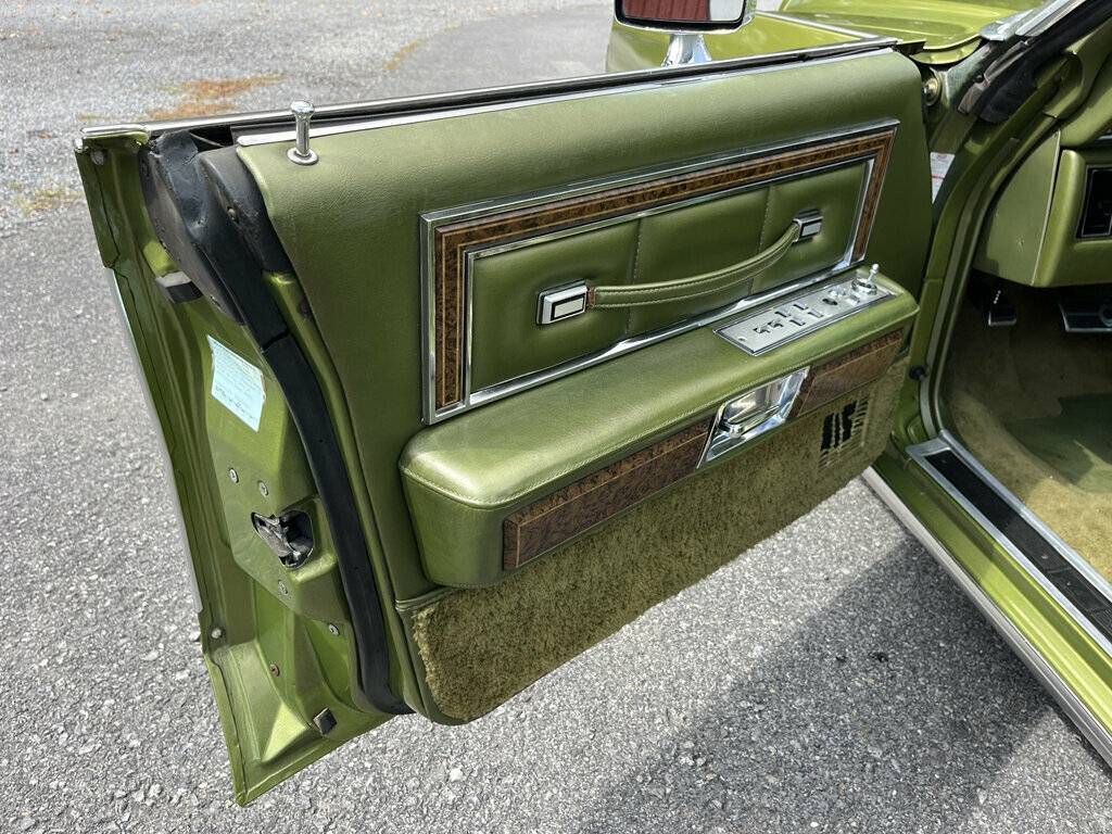 Lincoln-continental-1975-green-13