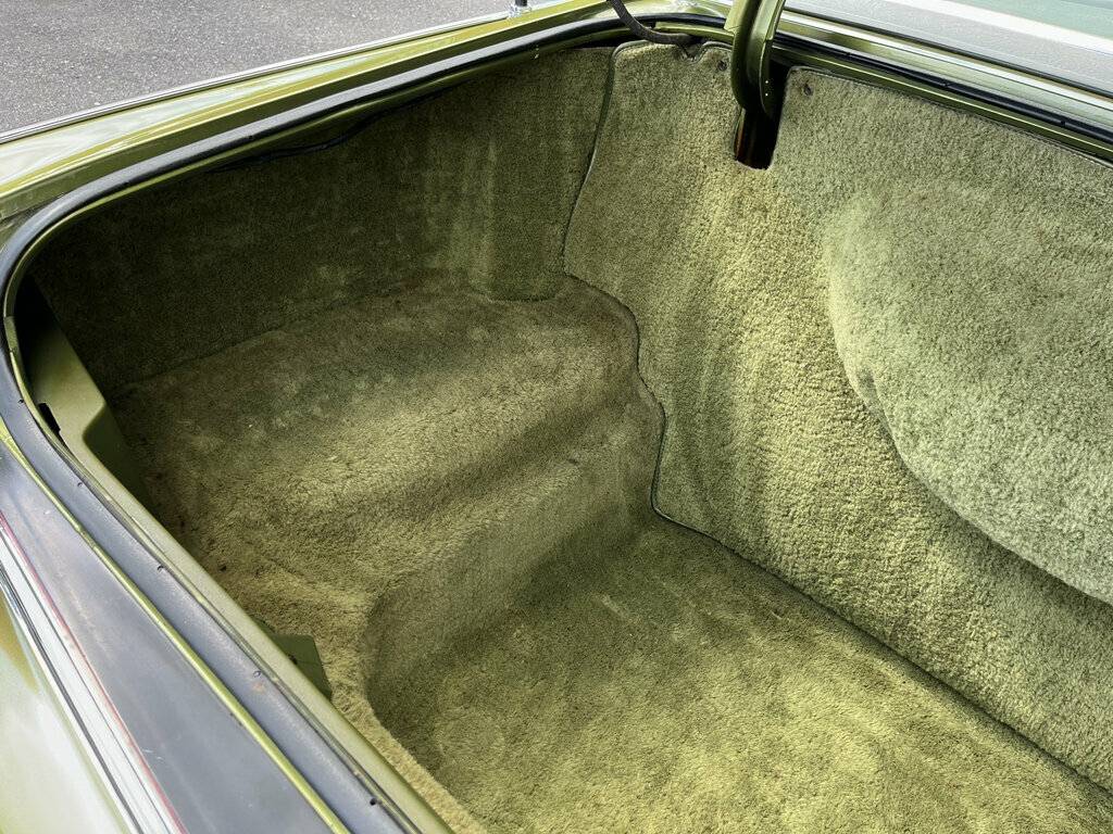 Lincoln-continental-1975-green-19
