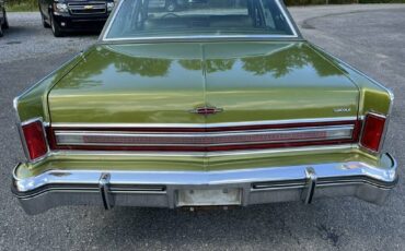 Lincoln-continental-1975-green-2