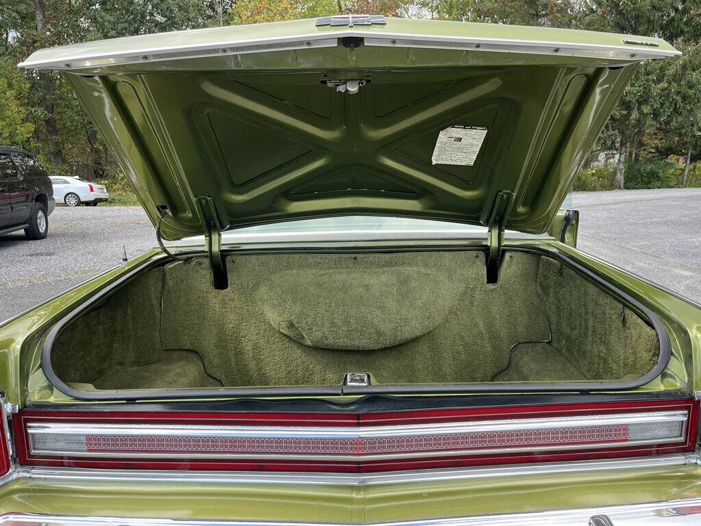 Lincoln-continental-1975-green-20