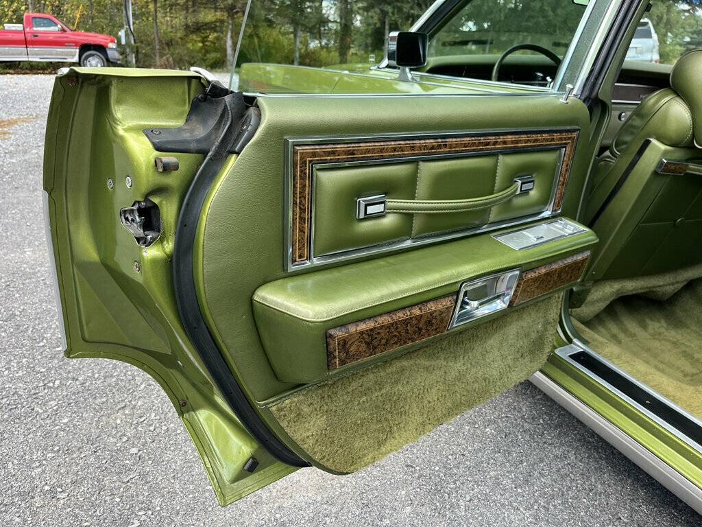 Lincoln-continental-1975-green-21