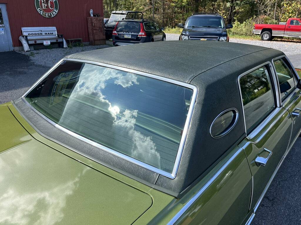 Lincoln-continental-1975-green-8