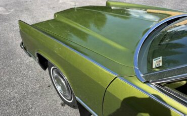 Lincoln-continental-1975-green-9