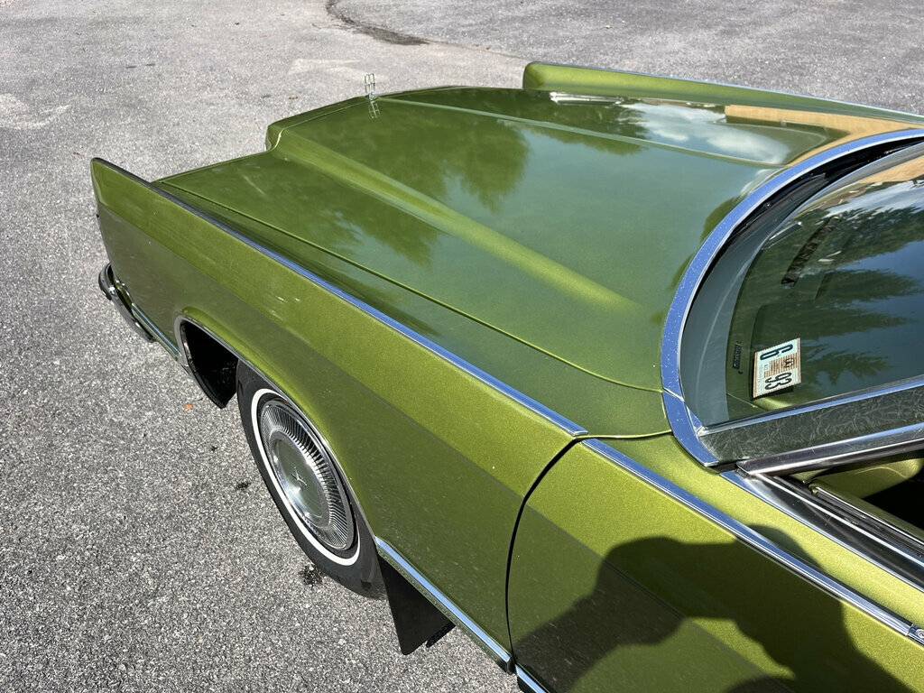 Lincoln-continental-1975-green-9