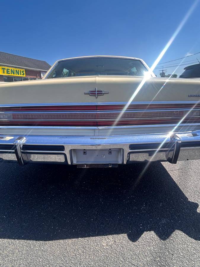 Lincoln-continental-1977-1