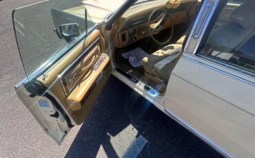 Lincoln-continental-1977-3