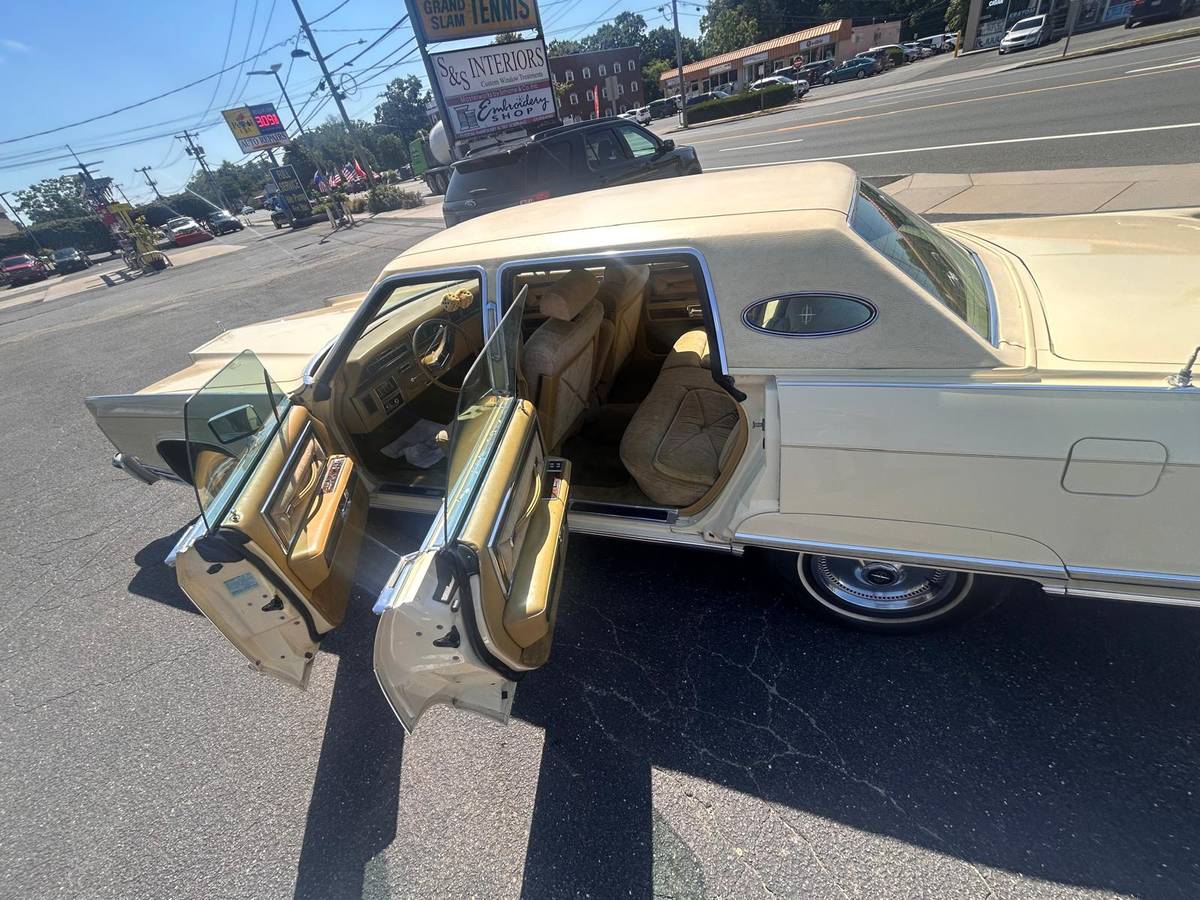 Lincoln-continental-1977-6