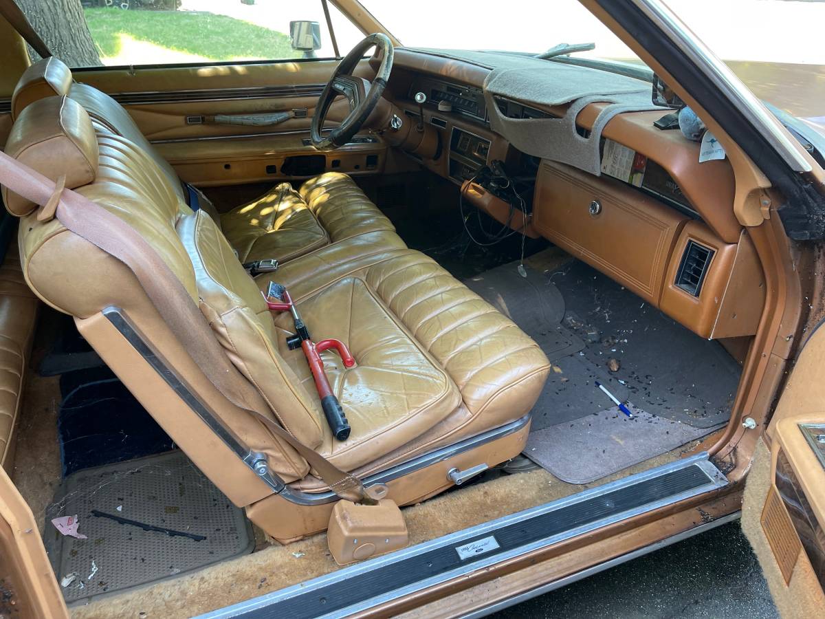 Lincoln-continental-1977-84