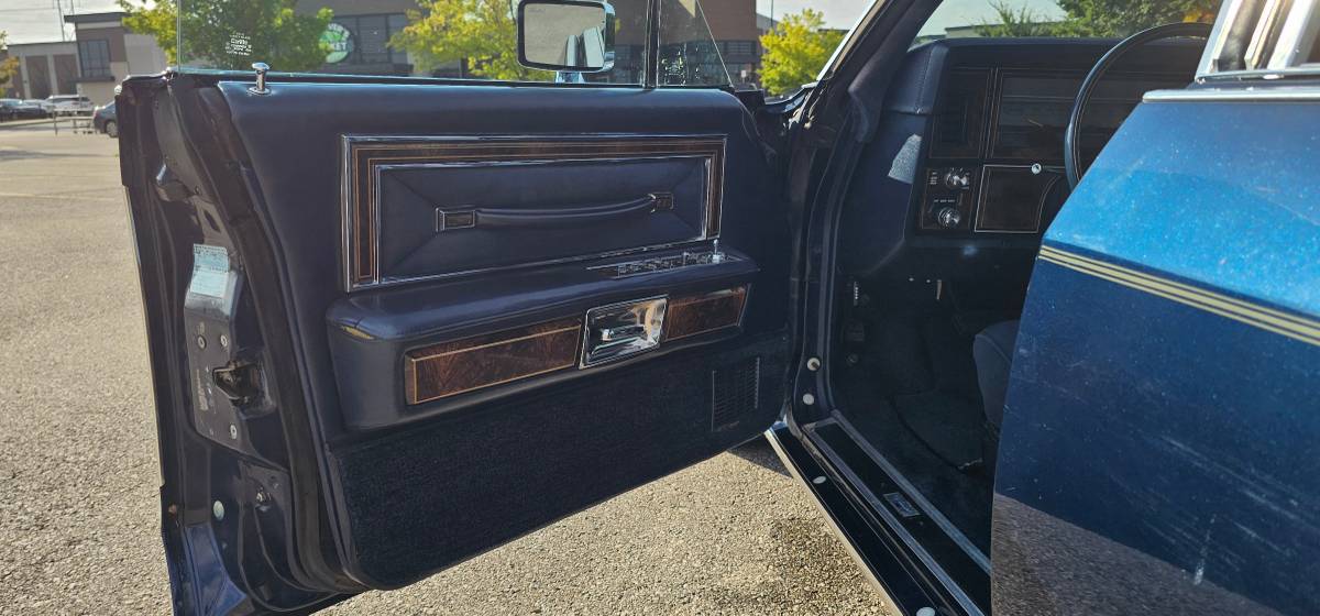 Lincoln-continental-1979-blue-11