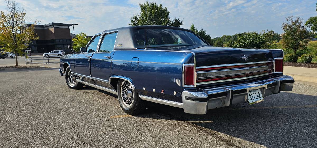Lincoln-continental-1979-blue-18
