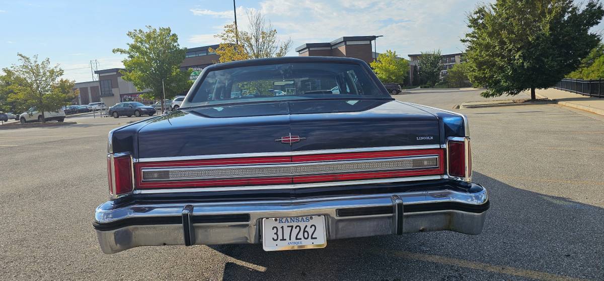 Lincoln-continental-1979-blue-19