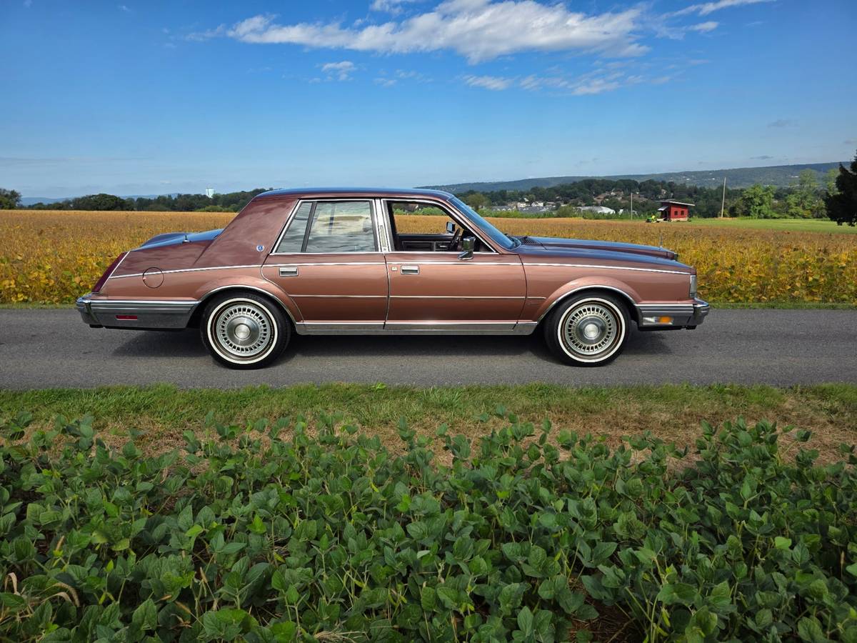 Lincoln-continental-1982-brown-13