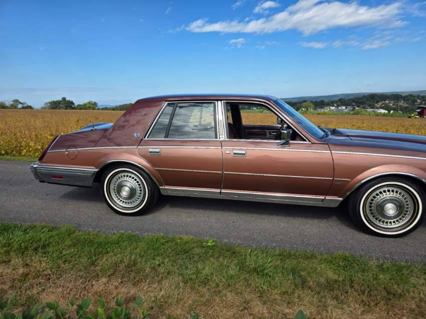 Lincoln-continental-1982-brown-2