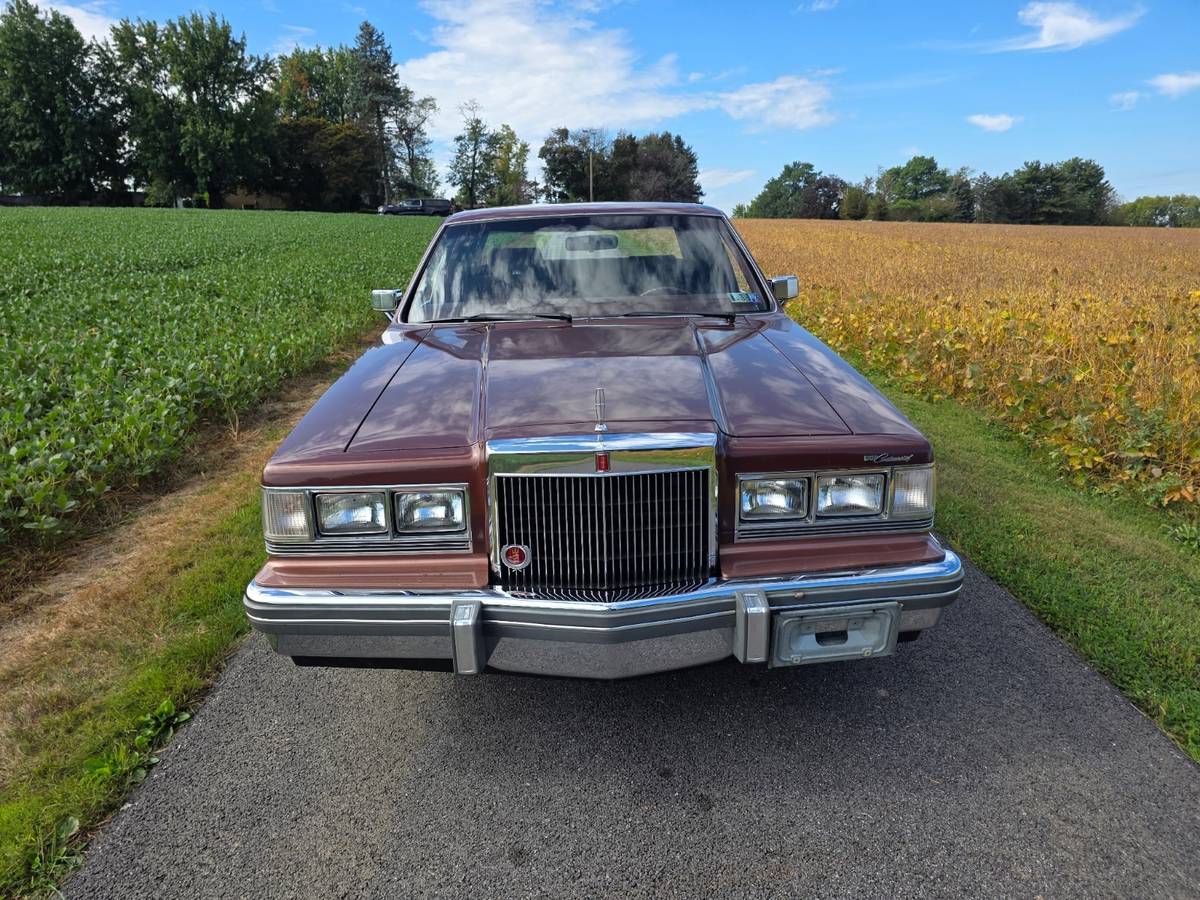 Lincoln-continental-1982-brown-3