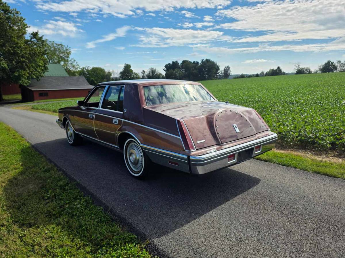 Lincoln-continental-1982-brown-4