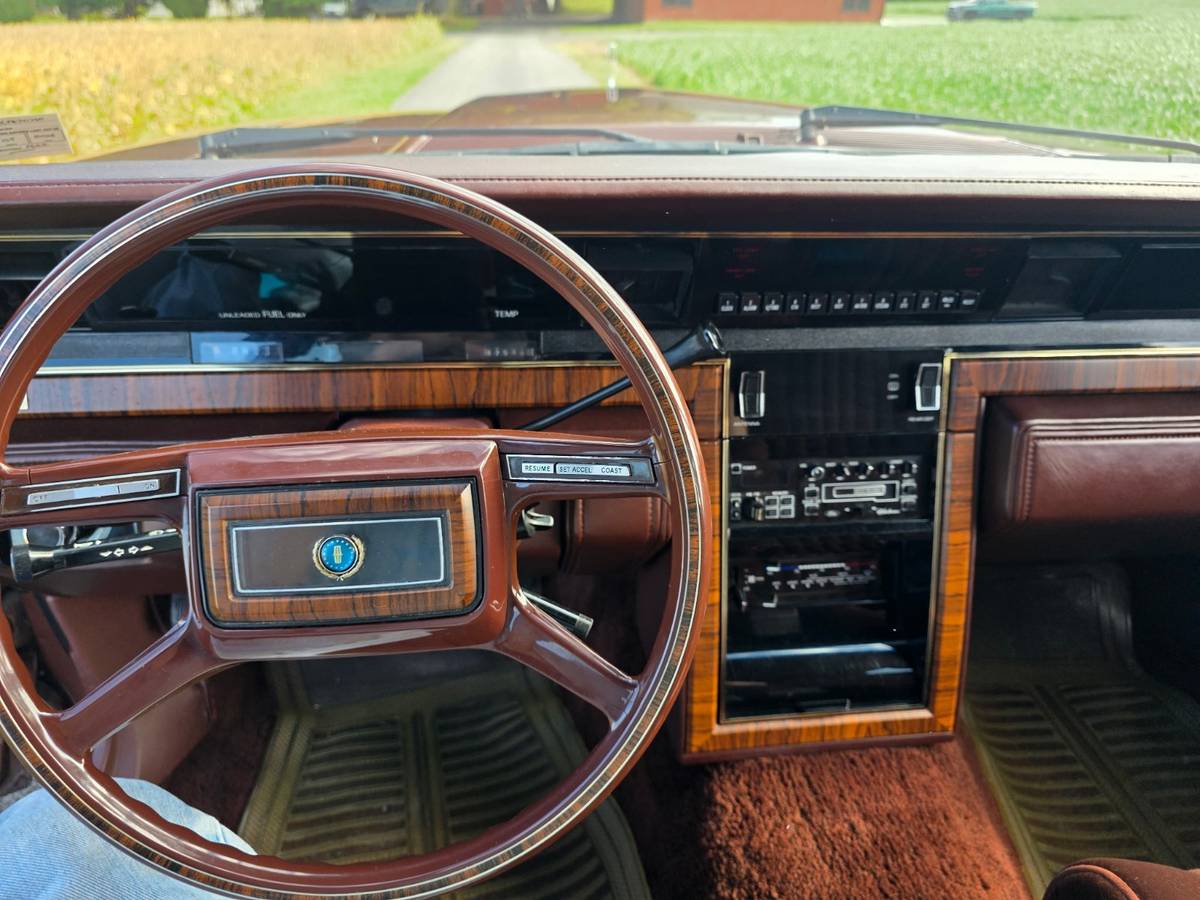 Lincoln-continental-1982-brown-6