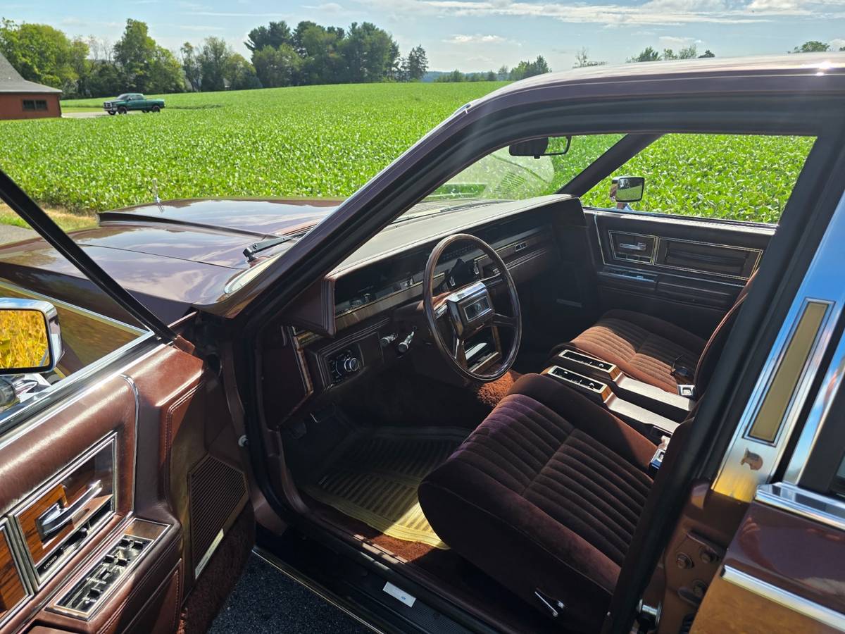 Lincoln-continental-1982-brown-7