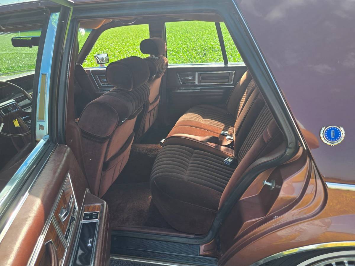 Lincoln-continental-1982-brown-8