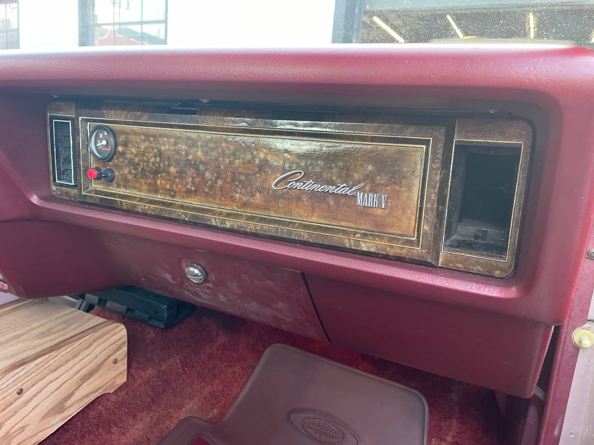 Lincoln-mark-v-1977-red-21