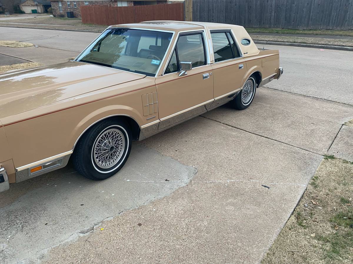 Lincoln-mark-vi-1983-brown