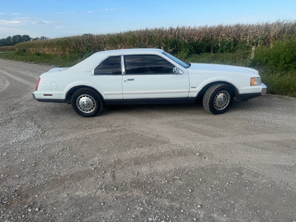 Lincoln-mark-viii-1984-white-4