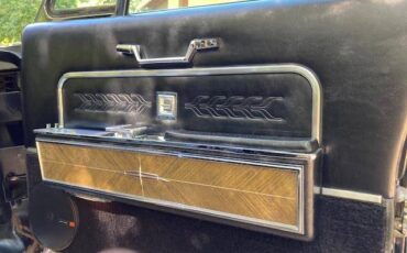 Lincoln-town-car-1966-3