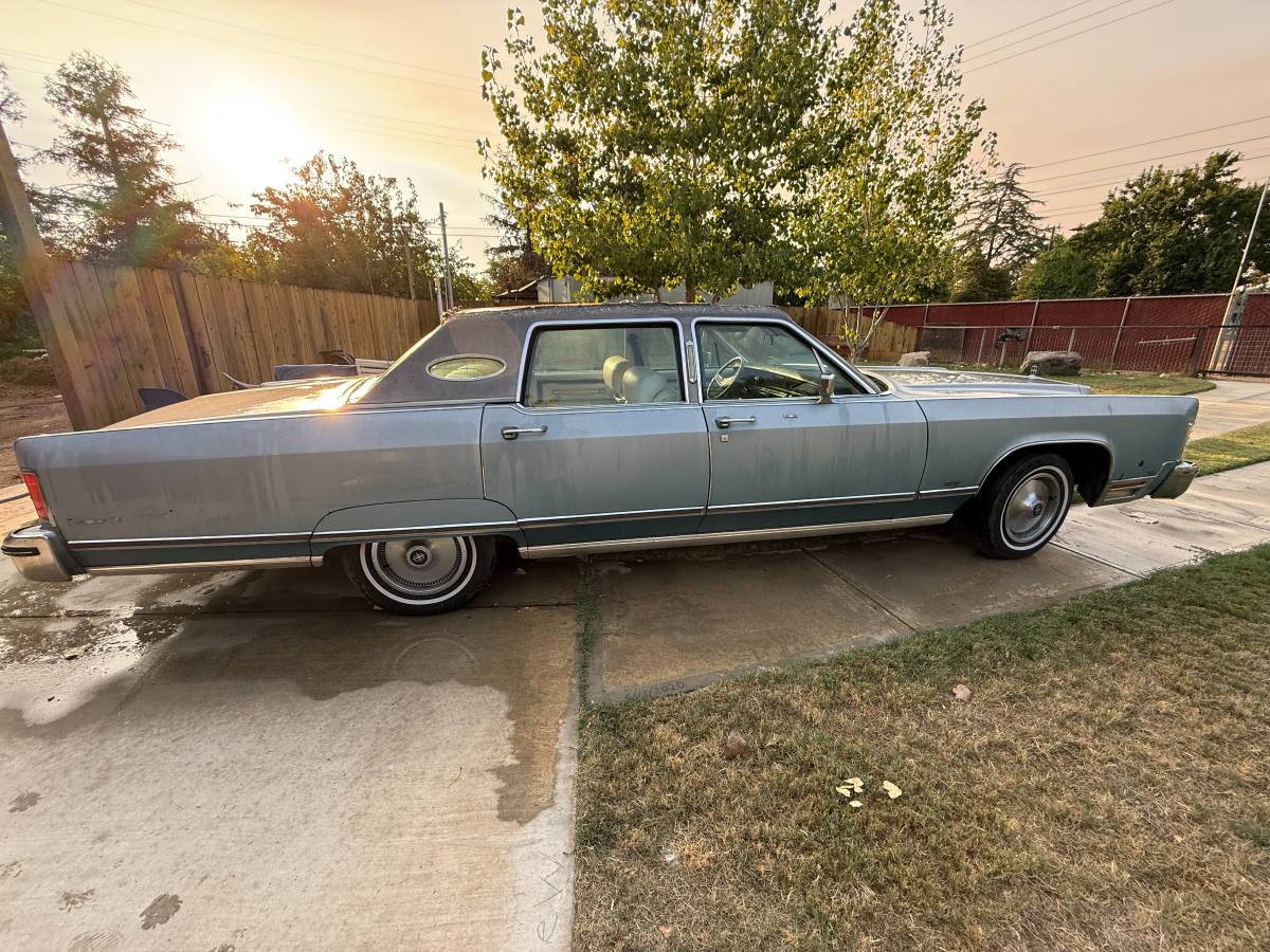 Lincoln-town-car-1976-blue-1