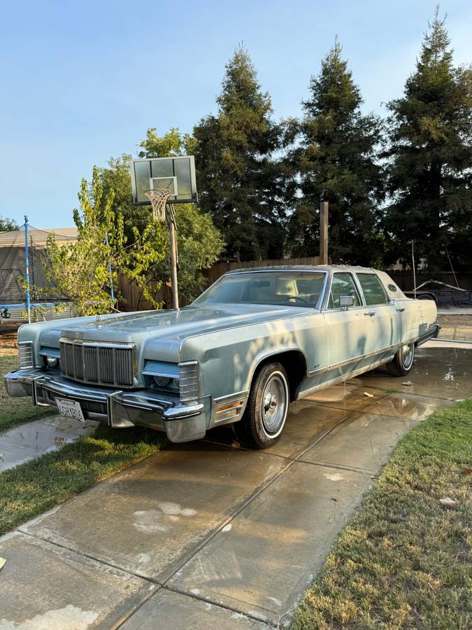 Lincoln-town-car-1976-blue