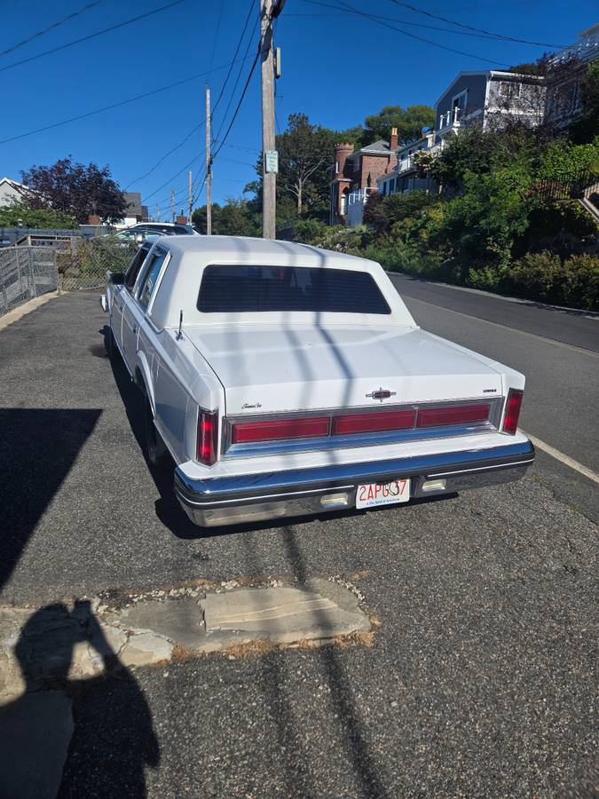 Lincoln-town-car-1984-white-1