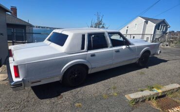 Lincoln-town-car-1984-white-2