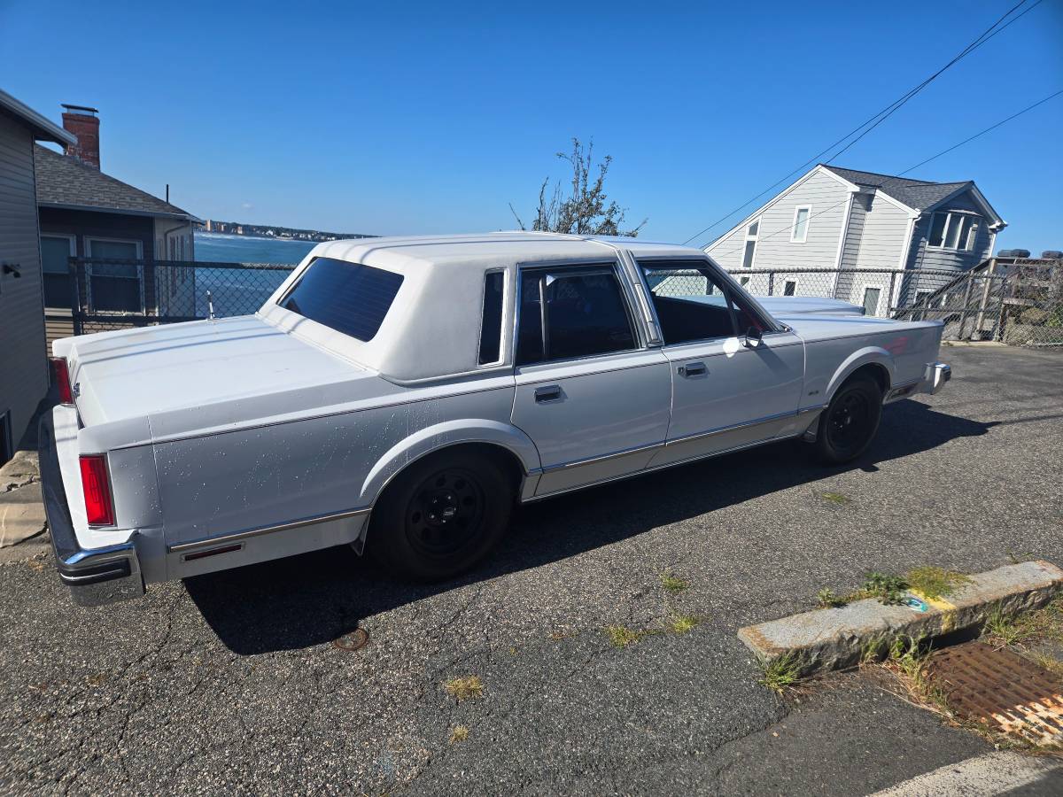 Lincoln-town-car-1984-white-2