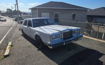 Lincoln-town-car-1984-white