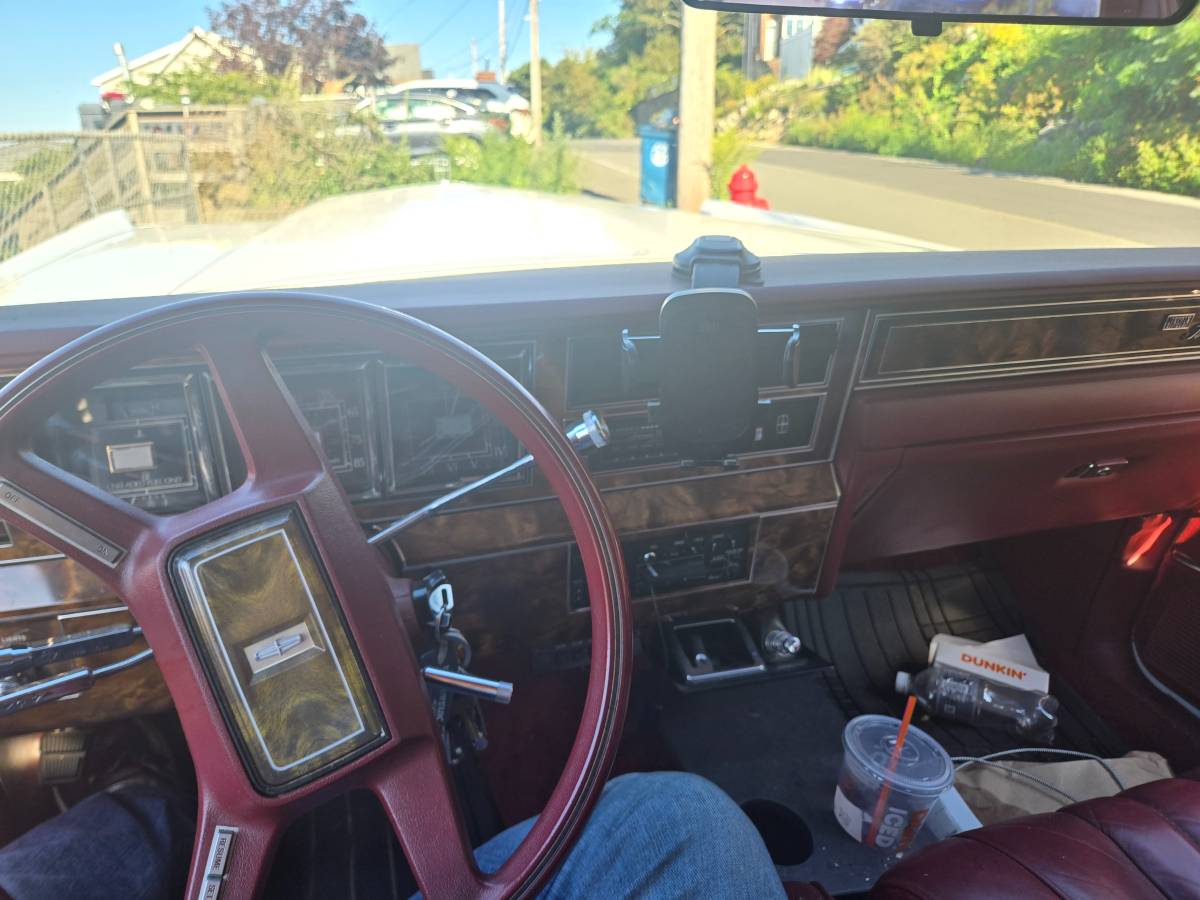 Lincoln-town-car-1984-white-4