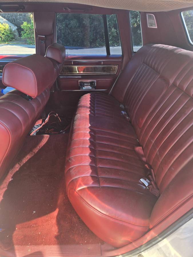 Lincoln-town-car-1984-white-5