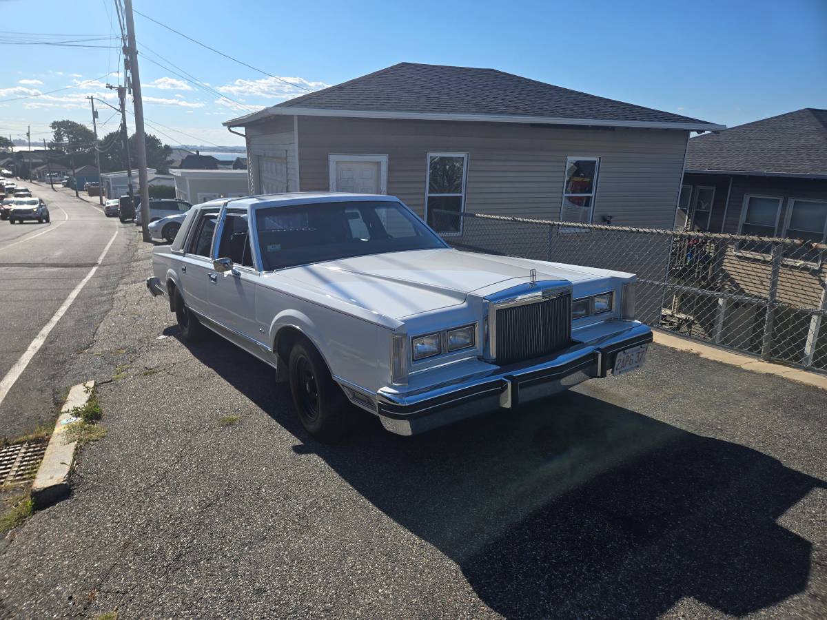 Lincoln-town-car-1984-white