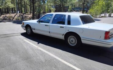 Lincoln-town-car-1990-white-1